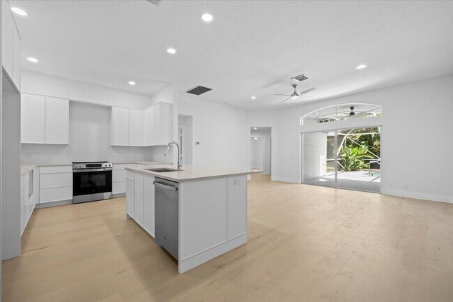 Building Photo - 204 Clocktower Dr