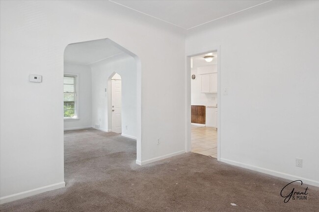 Building Photo - 3 bedroom - 1.5 bath - bungalow - $1250