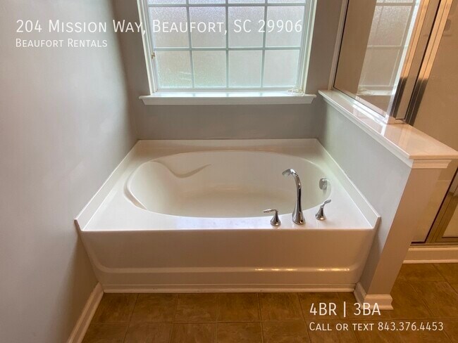 Building Photo - 204 Mission Way