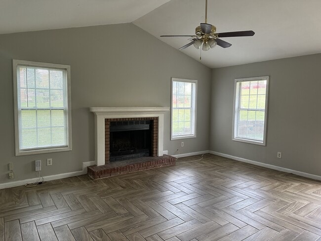 Building Photo - 5091 Farm Valley Dr NE