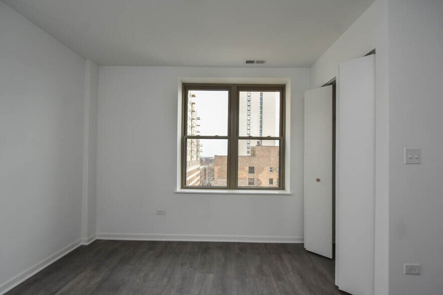 Building Photo - 940 W Winona St