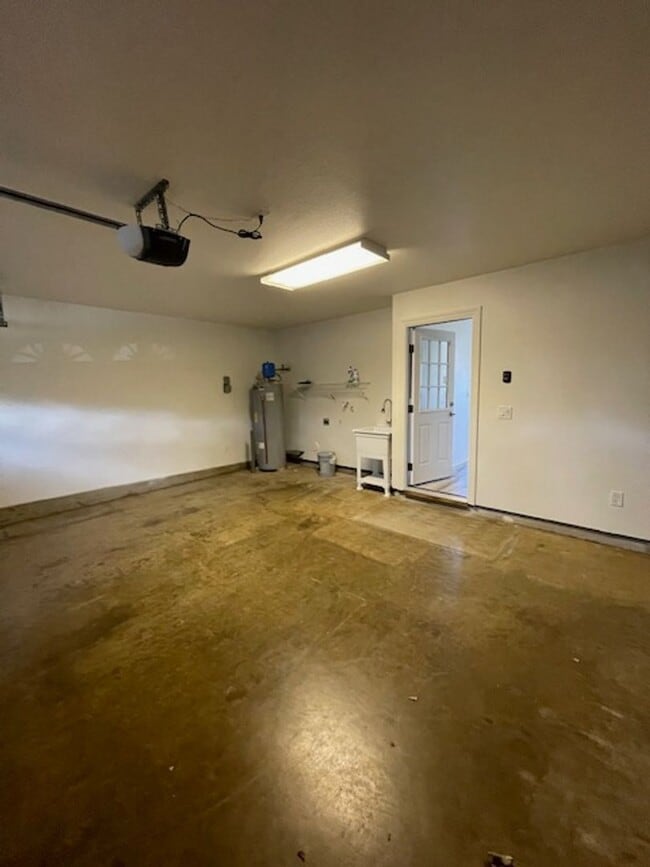Building Photo - Royal Kunia 5 Bed 3 Bath 2 Car Garage