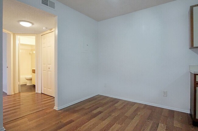 Building Photo - Condo in Kissimmee now available!