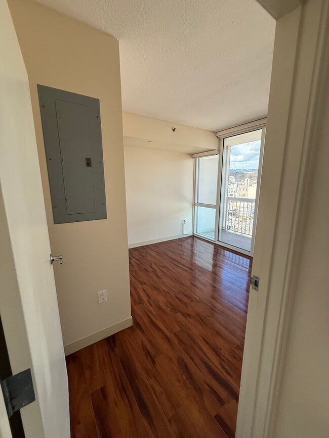 Building Photo - Great Location! 1/1/1 with beautiful mount...