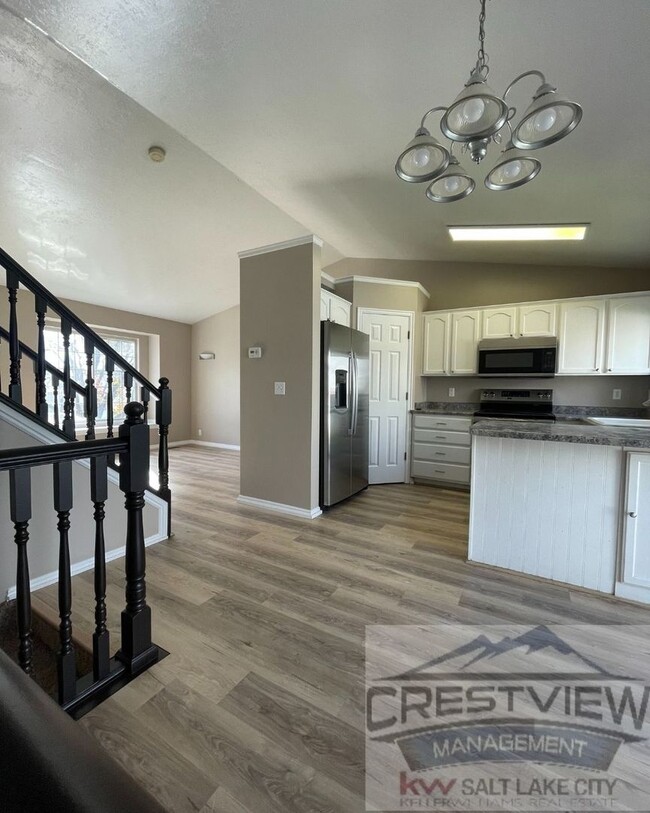 Building Photo - Must See!! 4 bedrooms 2 baths house in Layton!
