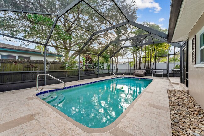 Building Photo - 1341 Bayview Dr