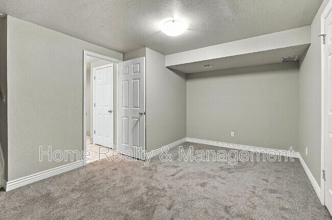 Building Photo - 378 Pheasant Run