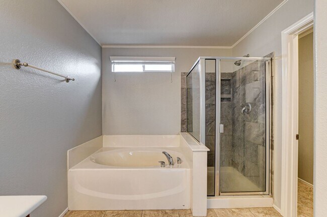 Building Photo - Beautiful 4 bedroom 3 bath home in Mountai...