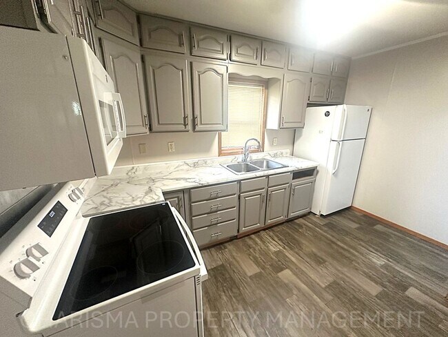 Building Photo - Spacious 2 Bedroom, 1.5 Bath Home, Newly U...