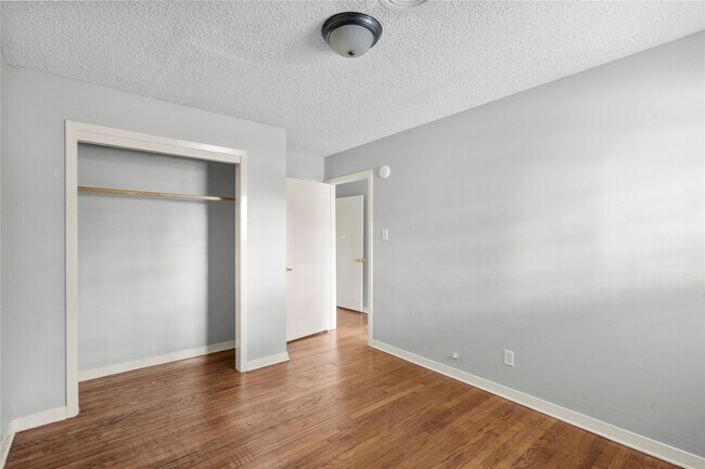 Building Photo - 7450 Lakewood Dr