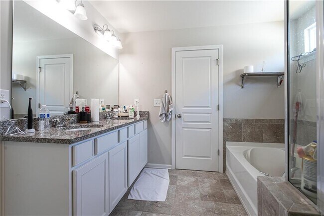 Building Photo - 302 Pebblestone Ln