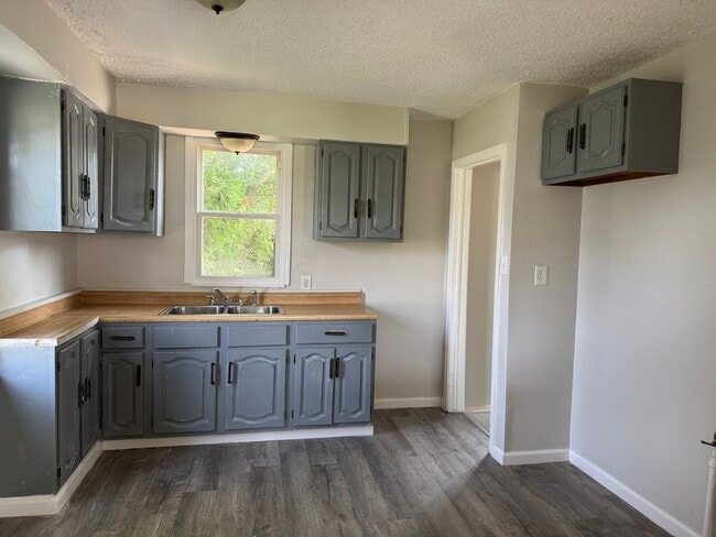 Building Photo - Gorgeous 3 bed 2 bath Eastpointe bungalow ...