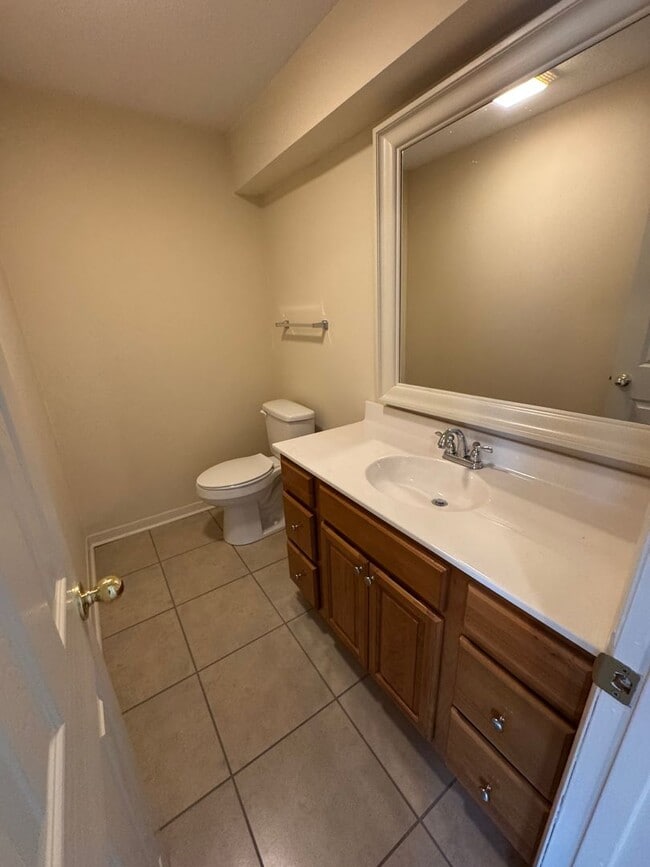 Building Photo - Spacious 2 Bed, 1.5 Bath Apartment in Prim...