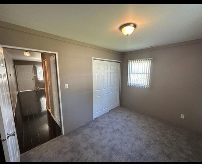 Building Photo - 3 Bedroom Home in Highland, IN