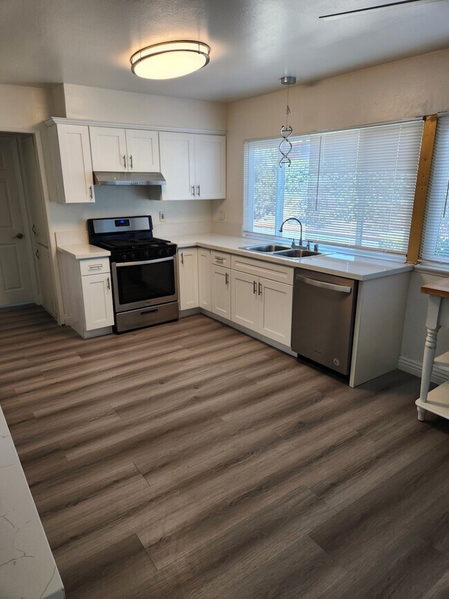 Building Photo - 886 Danvers Cir