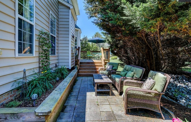 Building Photo - Stunning 6 bedroom 2.5 bathroom corner lot...