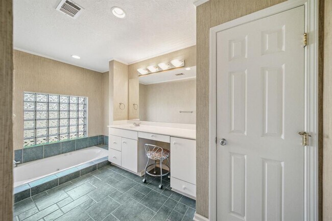Building Photo - 15502 Kitty Hawk Dr