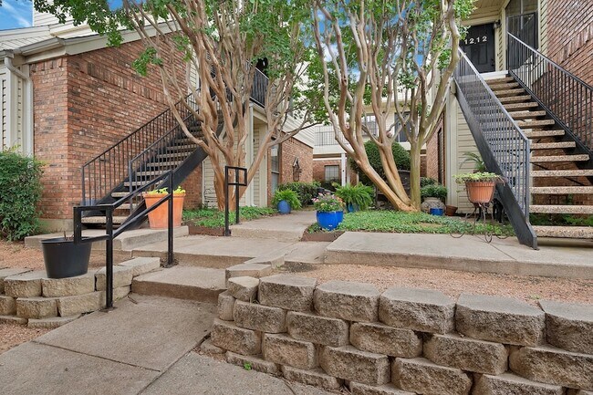 Building Photo - 2428 Forest Brook Ln
