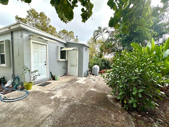 Building Photo - 1147 15th Ave N