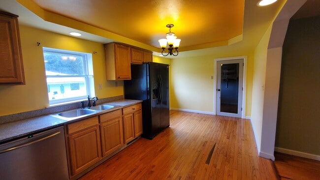 Building Photo - 4 Bedroom House for Rent