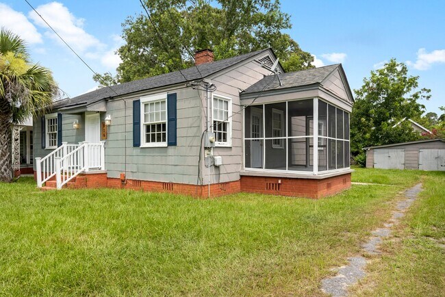 Building Photo - 3 bedroom, 1 bath home close to Gulfstream...
