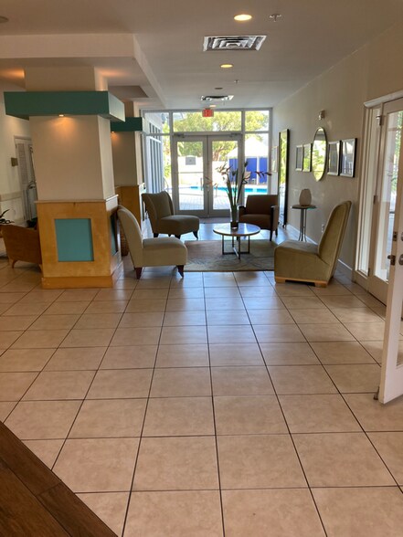 Building Photo - 470 3rd St S