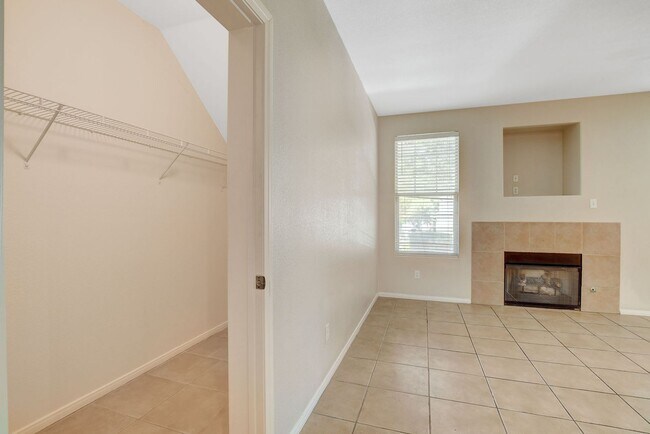 Building Photo - Beautiful  2bed 2bath Gated Community