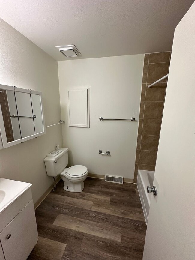 Building Photo - Fantastic 4 bdrm home avail NOW