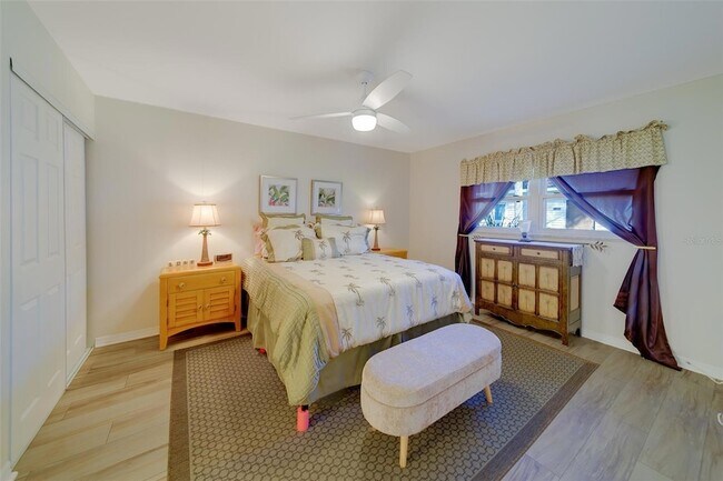 Building Photo - 13827 Mission Oaks Blvd