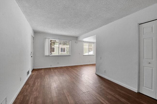 Building Photo - $1,540.95.95- 2 Bed, 1 Bath Condo in Aurora with Central AC and in Unit Laundry!
