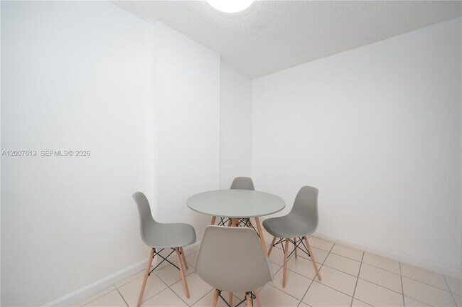 Building Photo - 500 NE 26th St