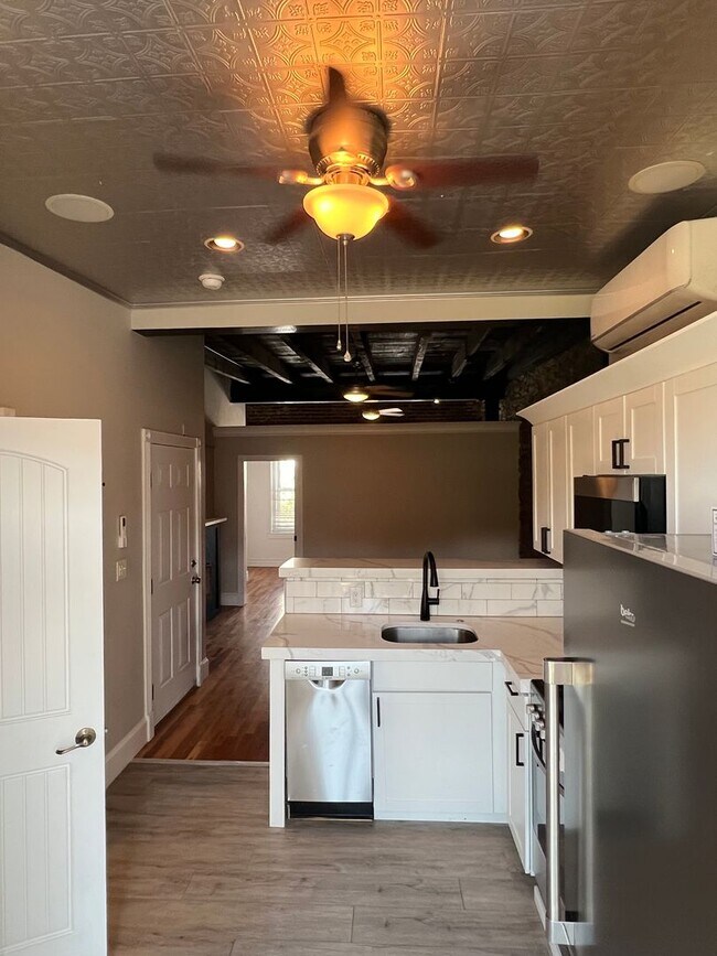 Building Photo - 4352 Main St