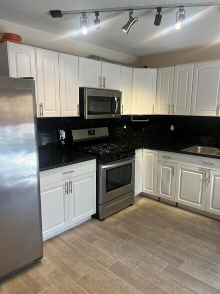 Building Photo - 2318 Waterside Dr