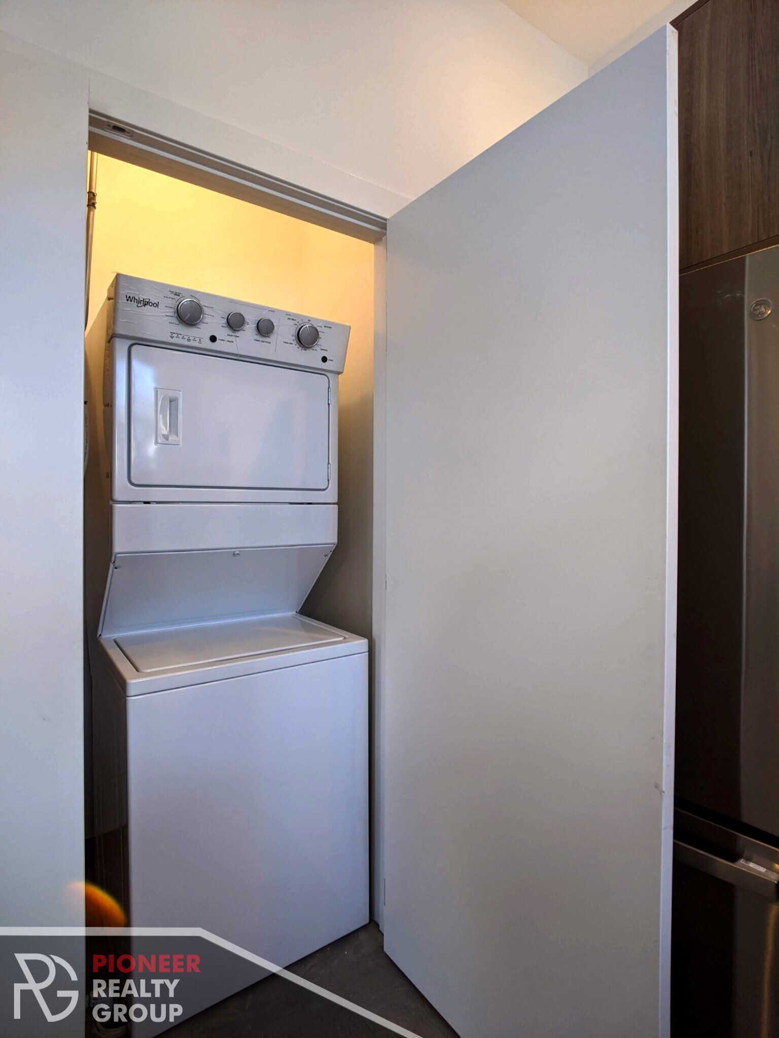 Building Photo - 2121 W Belmont Ave