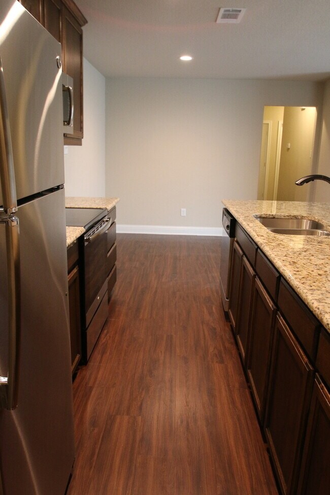 Building Photo - Move In Ready | 3BR/2BA West Fort Worth Home Near I-30, Camp Bowie & Lockheed Martin — Pets Welcome