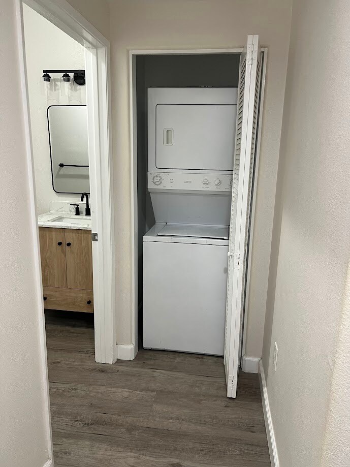 Washer & Dryer - 1501 Front St