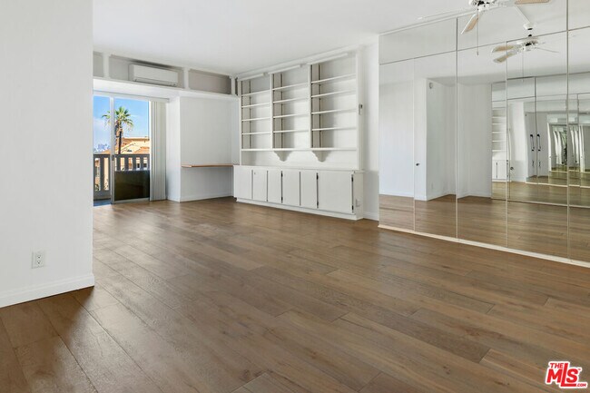Building Photo - 999 N Doheny Dr