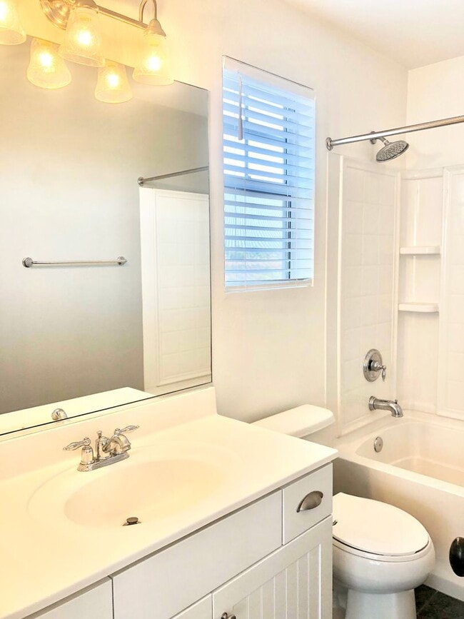 Building Photo - Beautifully Upgraded & Appointed End Condo...