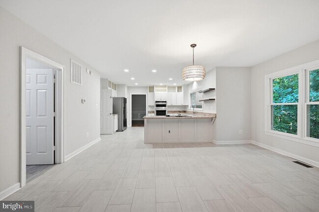 Building Photo - 2 English Hills Dr