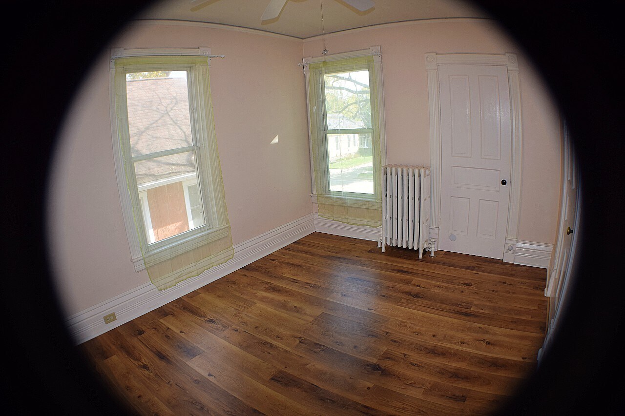 Building Photo - 102 E Irving Ave