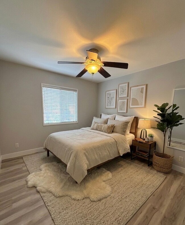 Building Photo - Beautiful 4 Bedroom, 2.5 Bathroom Home in West Irvine Pointe Community