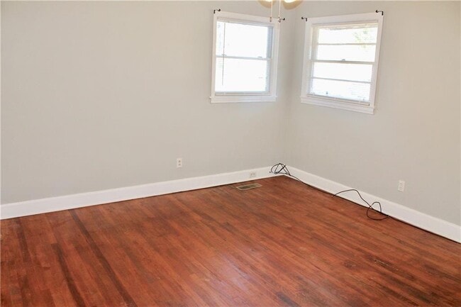 Building Photo - 3325 Kemble Ave