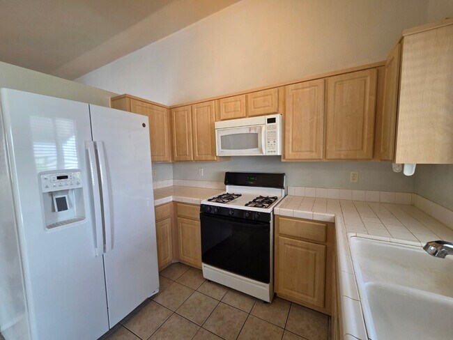 Building Photo - Cozy 3 Bedroom Single Story Home with a Den