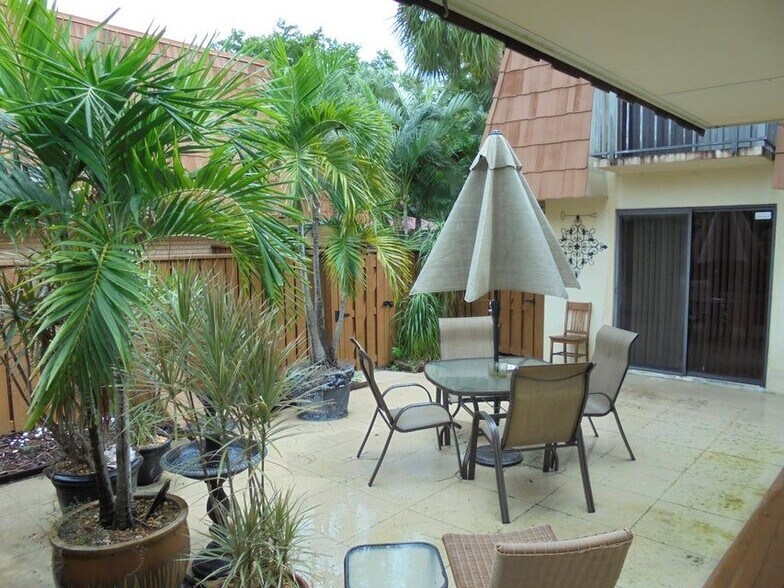 Building Photo - 505 Live Oak Ln