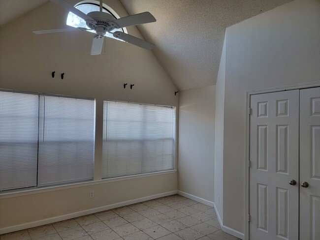 Building Photo - Great location in NE Pensacola!
