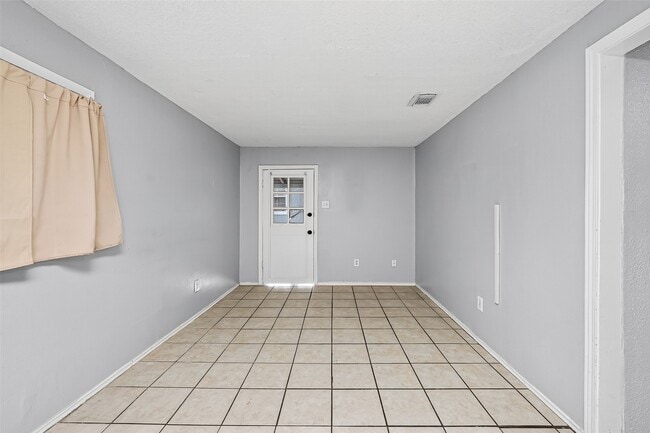 Building Photo - 9629 Sunnywood Dr