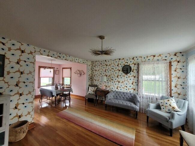 Building Photo - Tri level 3b/2b Home with fenced in back y...