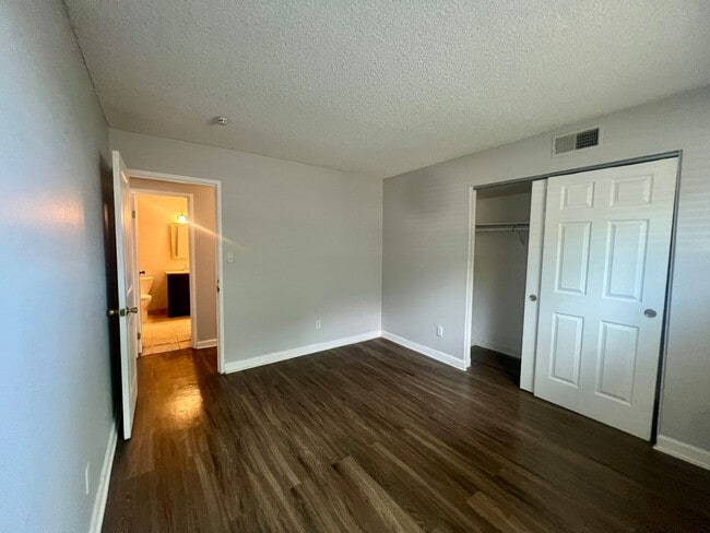 Building Photo - Spacious 2 Bed 1.5 Bath Condo in Hamden South