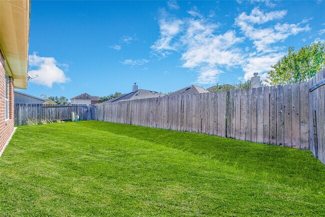 Building Photo - 16907 Great Oaks Glen Dr