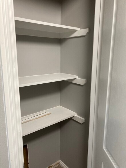 Building Photo - 910 English Ave